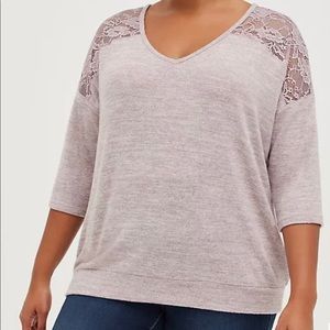 RELAXED FIT SUPER SOFT
PLUSH V-NECK LACE ^
YOKE DOLMAN TOP